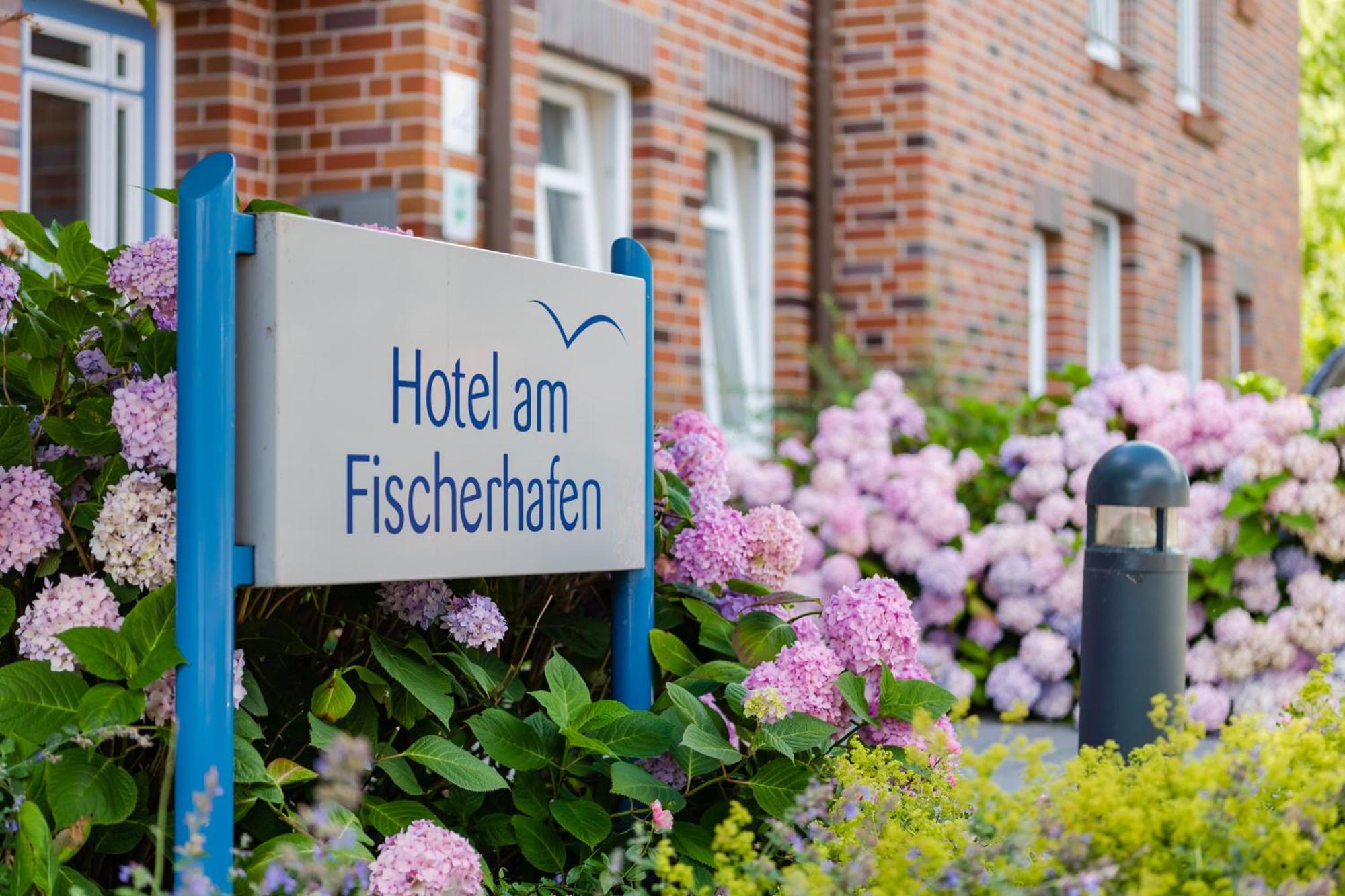 Hotel Am Fischerhafen Ditzum Bagian luar foto