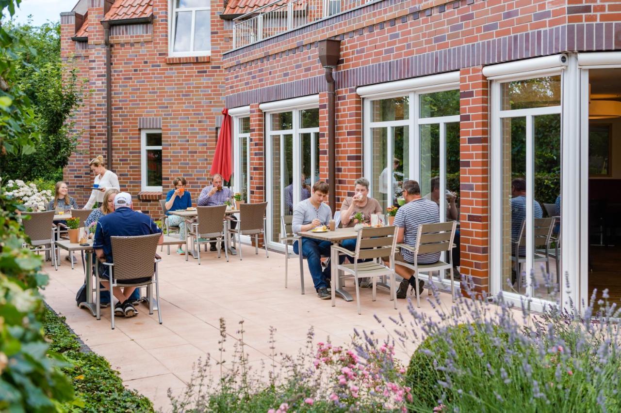 Hotel Am Fischerhafen Ditzum Bagian luar foto