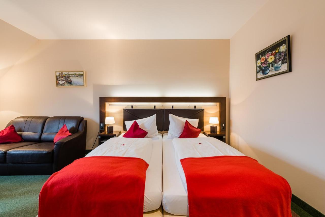 Hotel Am Fischerhafen Ditzum Bagian luar foto