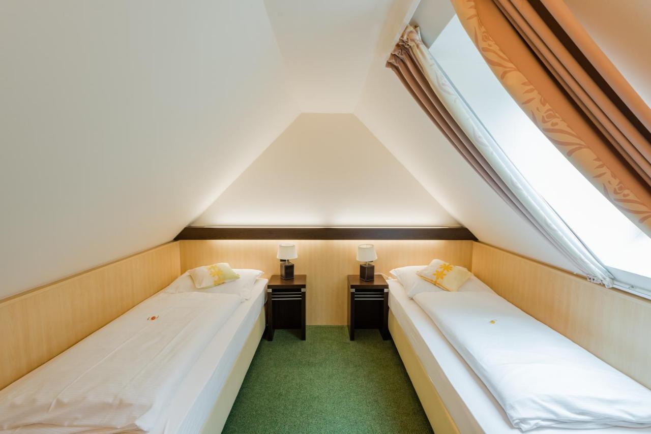 Hotel Am Fischerhafen Ditzum Bagian luar foto