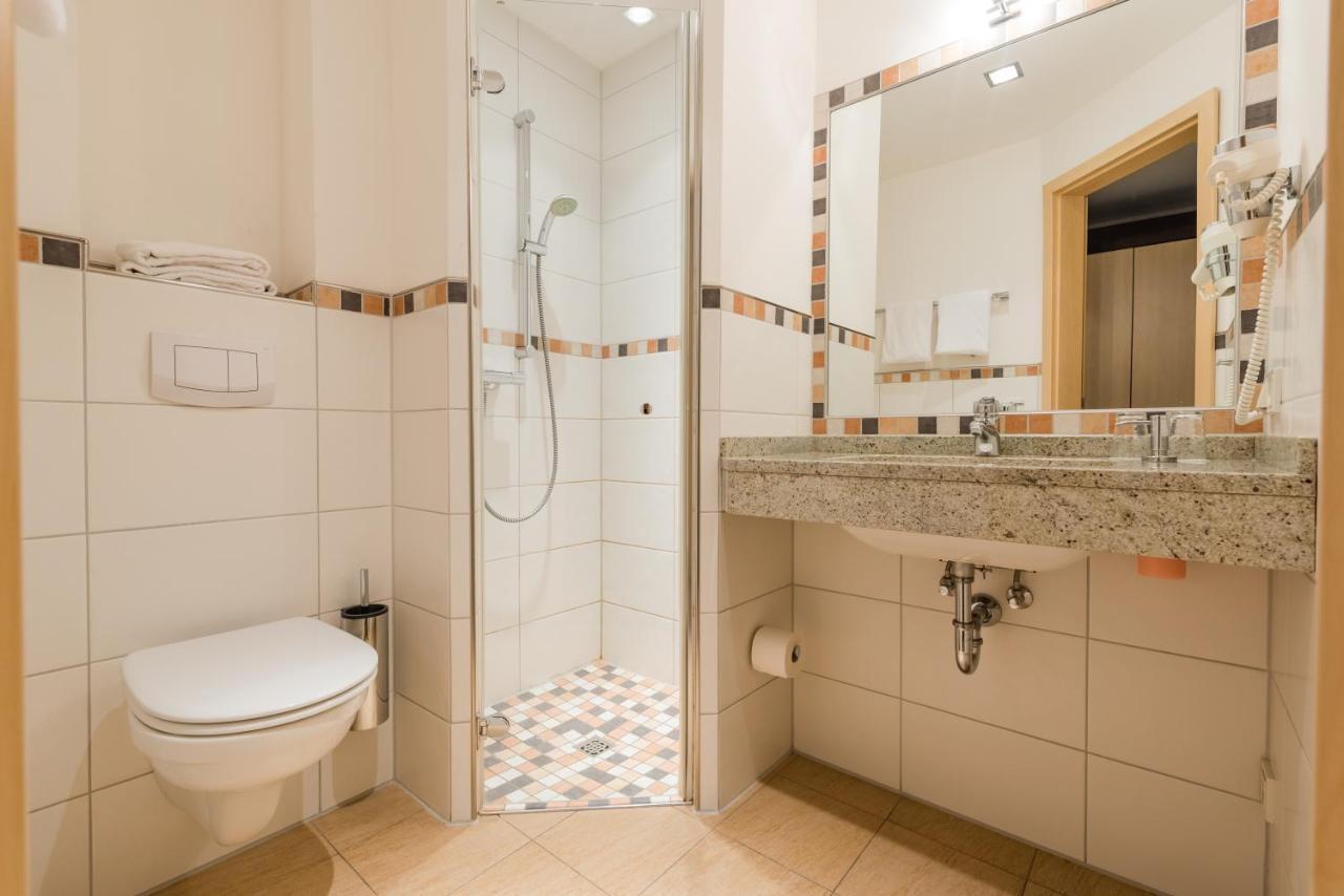 Hotel Am Fischerhafen Ditzum Bagian luar foto