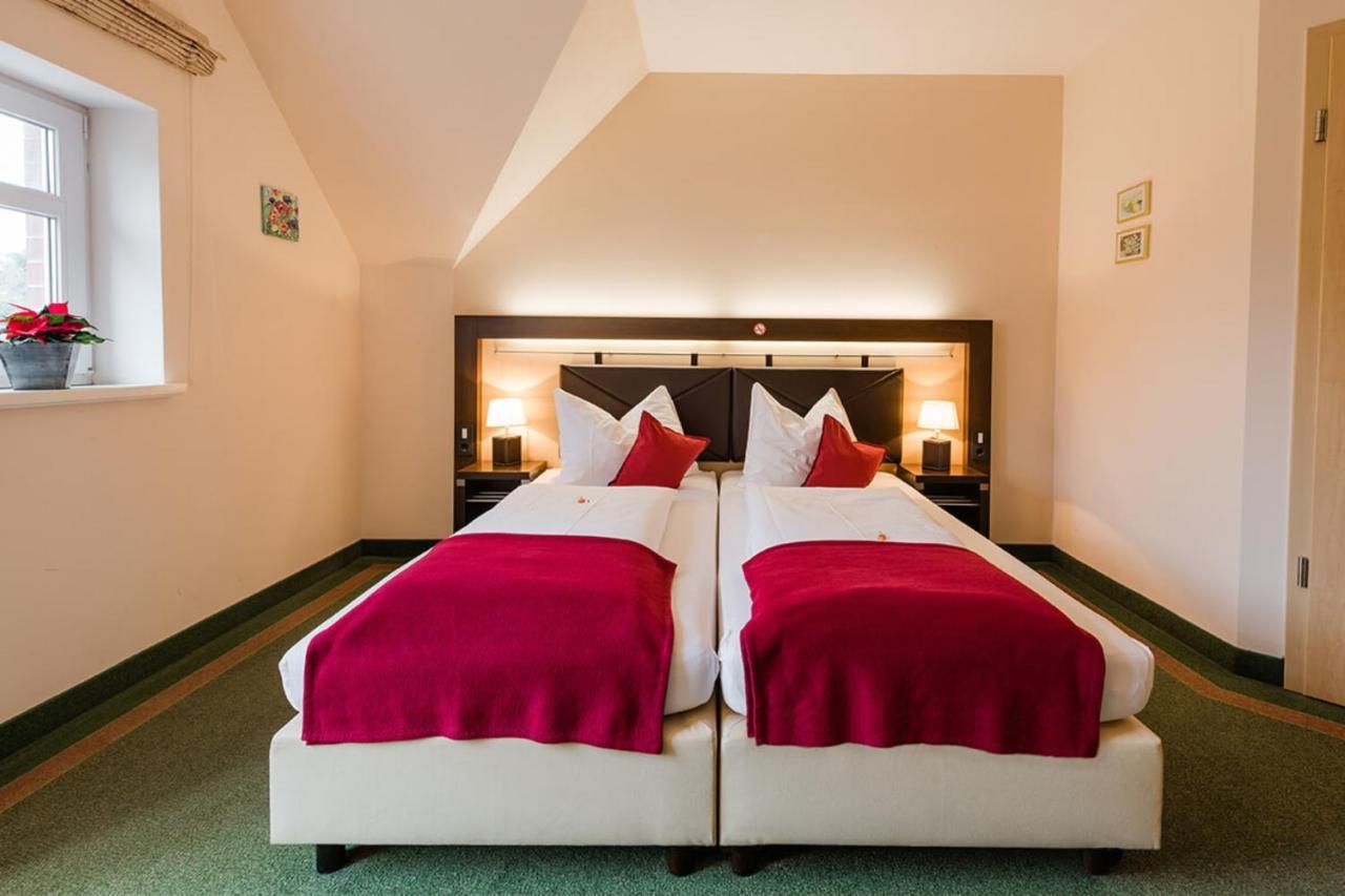 Hotel Am Fischerhafen Ditzum Bagian luar foto